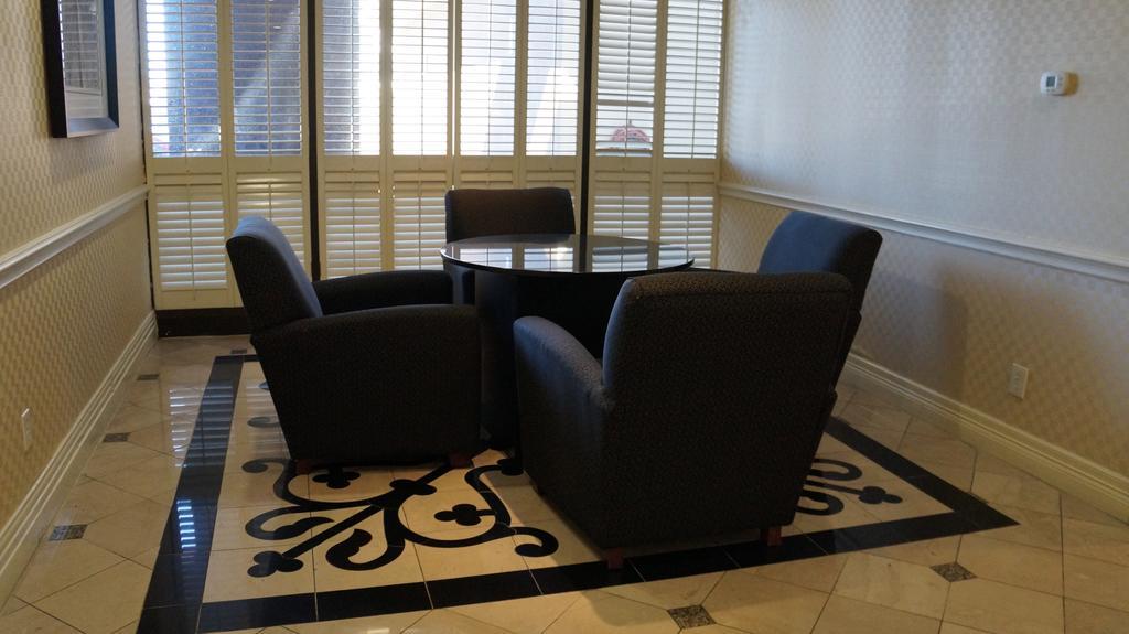 Love Field Hotel & Suites Dallas Exterior foto